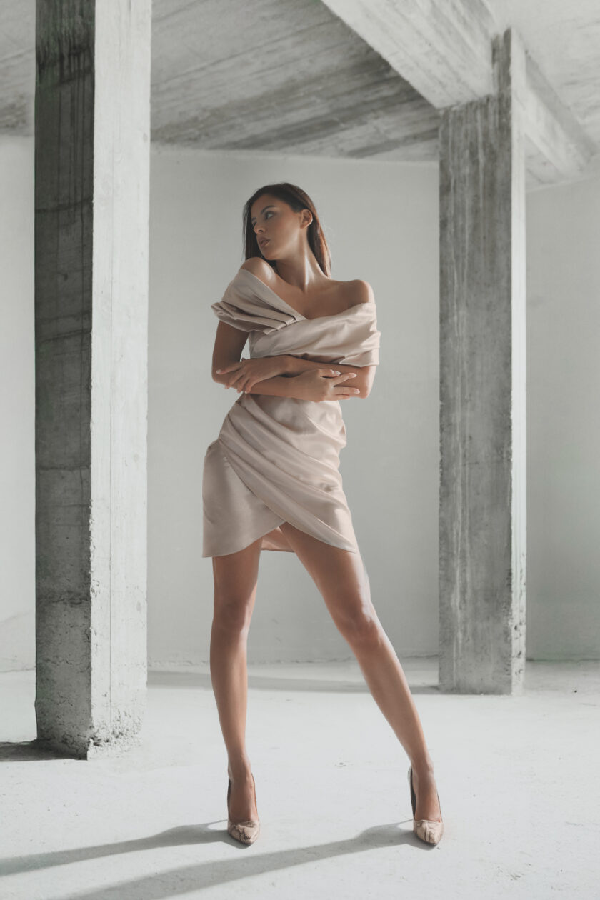 Satenska bež mini haljina SH4032