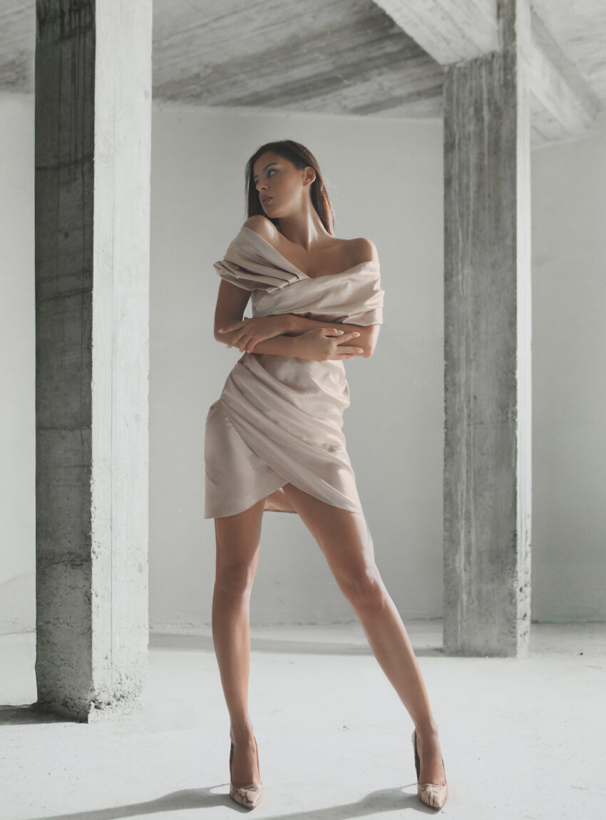 Satenska bež mini haljina SH4032