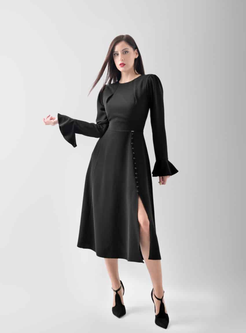 Elegantna ženska haljina u crnoj boji sa dugmićima J5H4008
