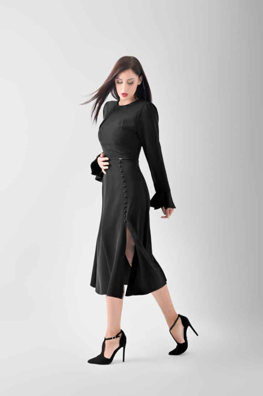 Elegantna ženska haljina u crnoj boji sa dugmićima J5H4008 - Image 2